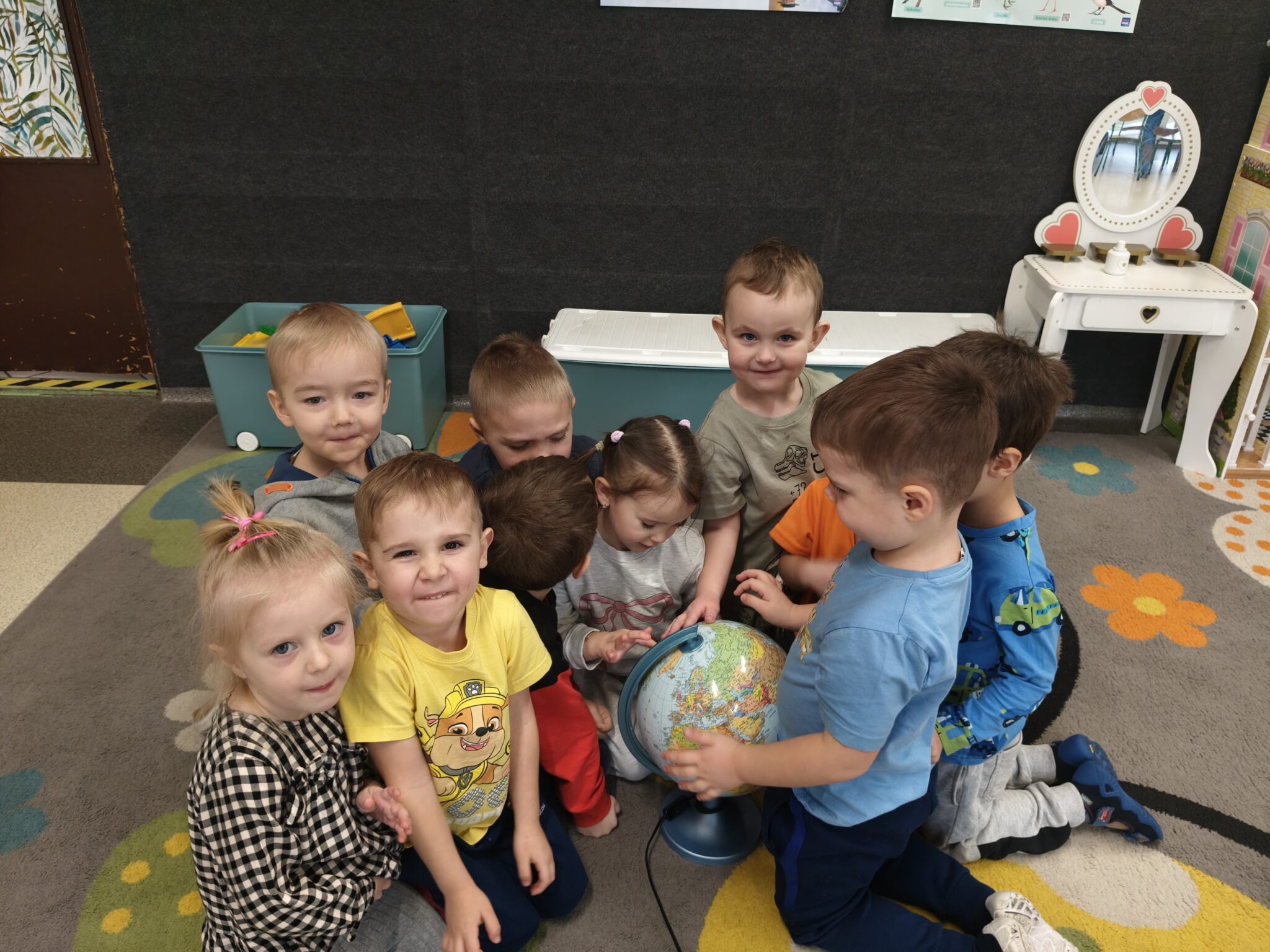 Dzieci tworzyły dzisiaj własną LODOWĄ KRAINĘ, za pomocą paluszków tworzyły obrazy. Stymulowały zmysł dotyku poprzez folie, kryształki soli i cukru.